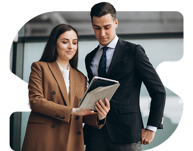 Pessoa analisando imóveis de leilão com segurança e praticidade